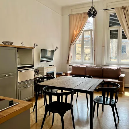 Szimpla Comfort 3bdr, 2bthr, 2wc, 4ac Apartment